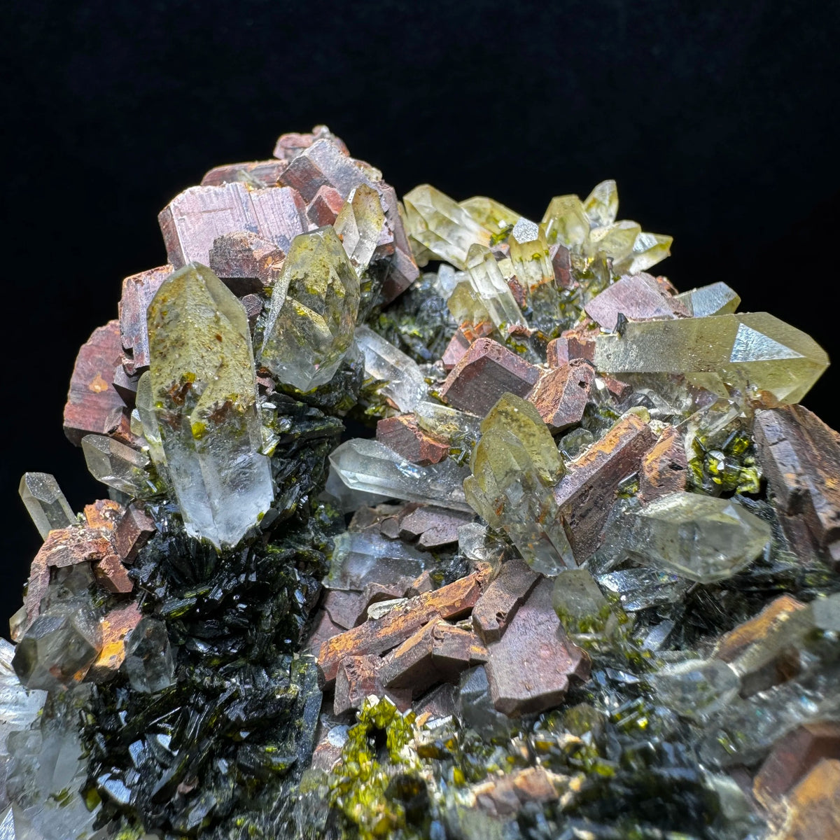 Épidote verte avec quartz hyalin 152 g photo 1.