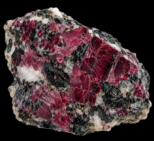 Eudialyte naturelle sur fond noir.