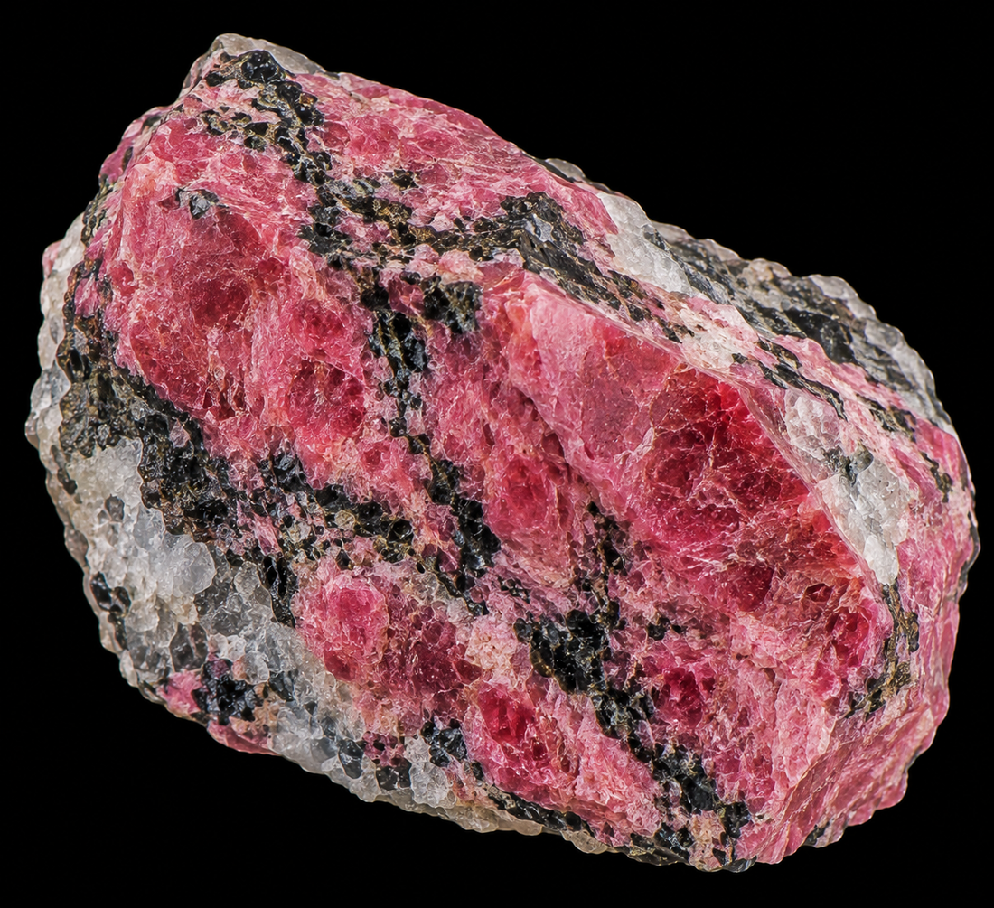 Thulite naturelle sur fond noir.