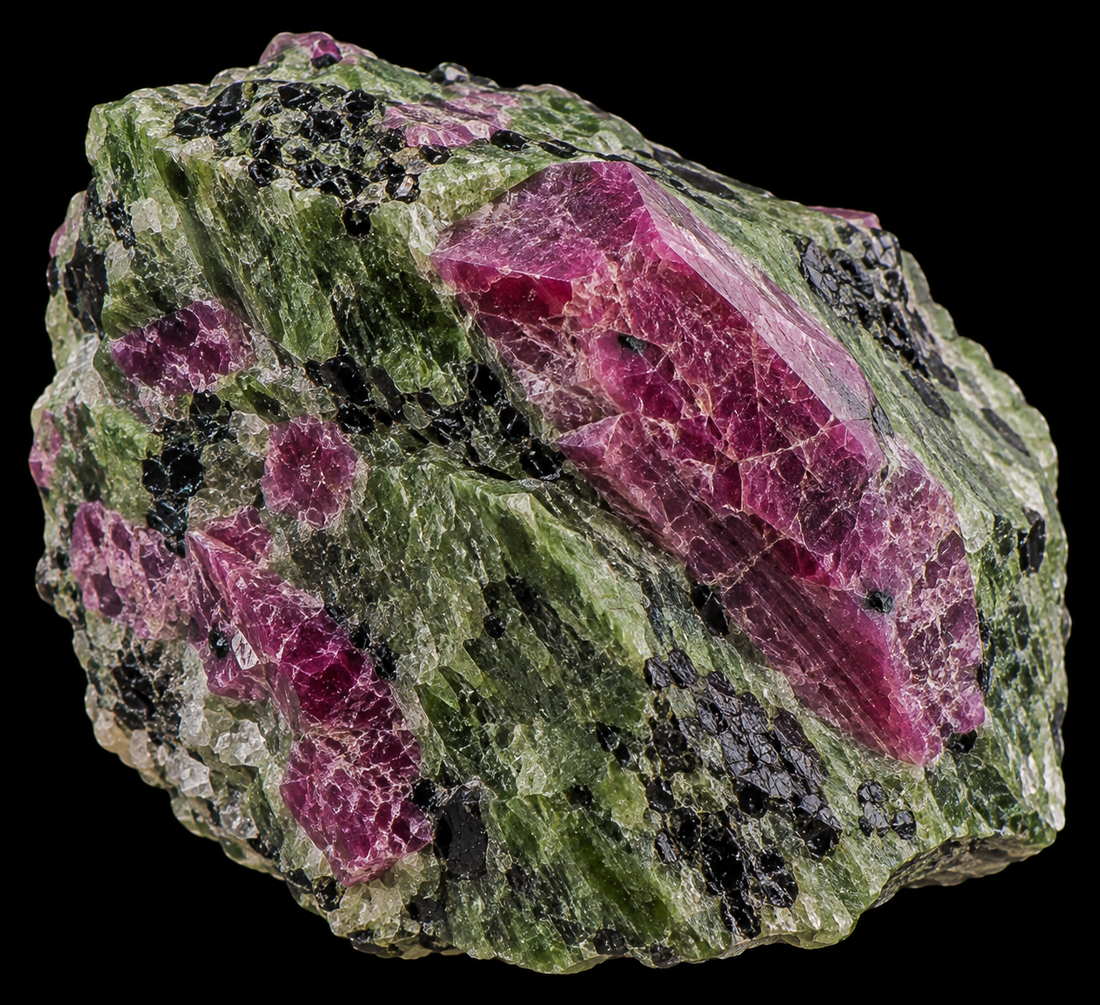 Zoisite naturelle sur fond noir