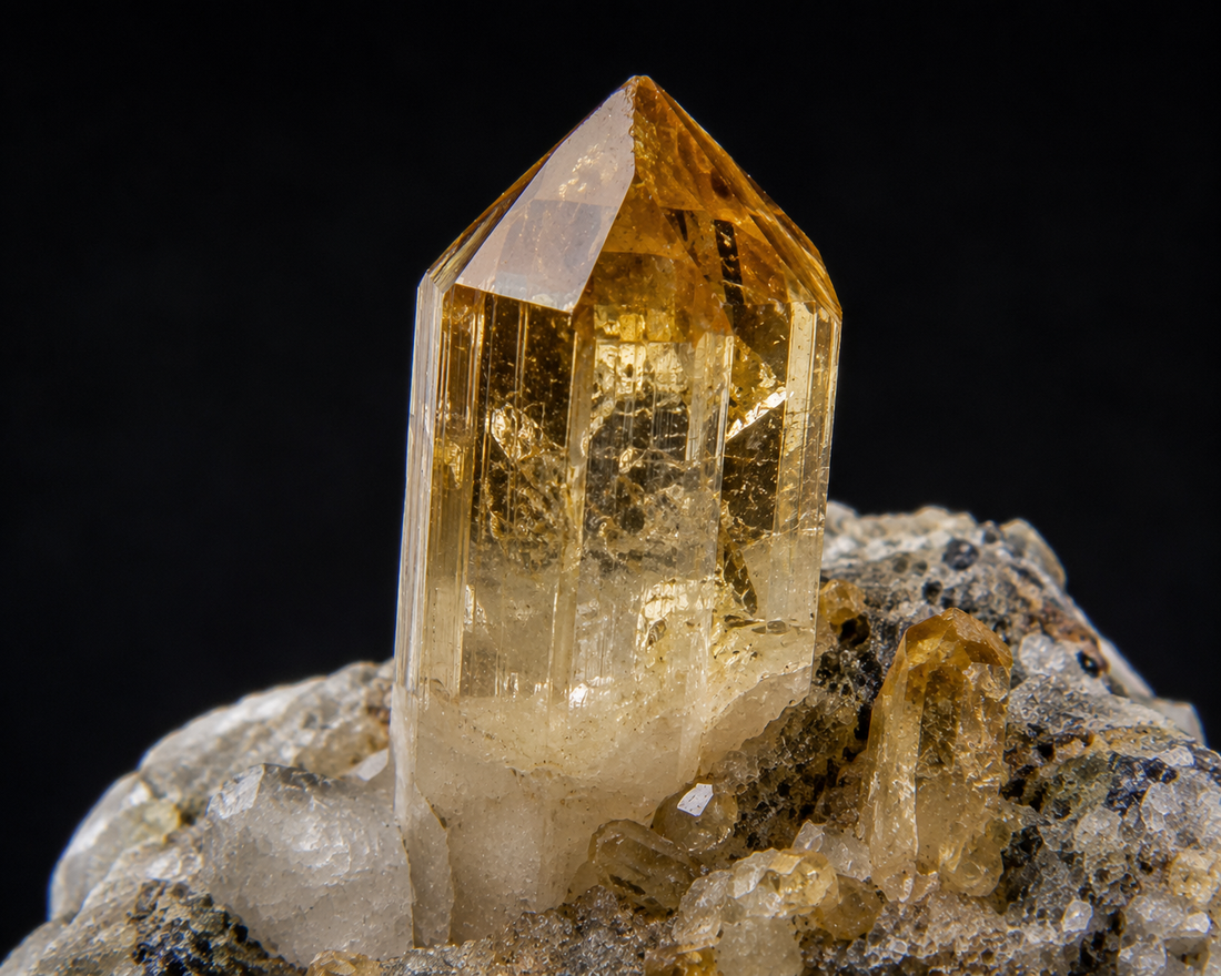 Citrine naturelle sur fond noir.