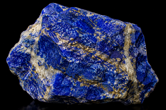 Lapis-lazuli sur fond noir.