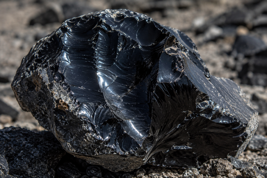 Obsidienne dans sa forme naturelle.