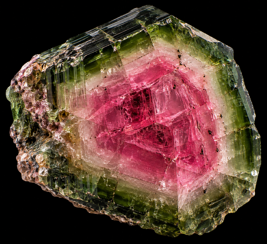 Tourmaline pastèque naturelle sur fond noir.