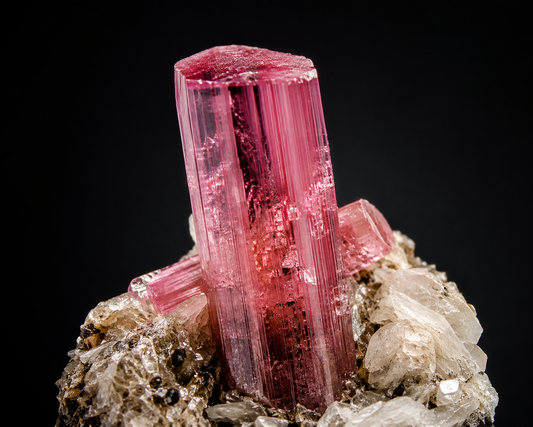 Tourmaline rose naturelle sur matrice.