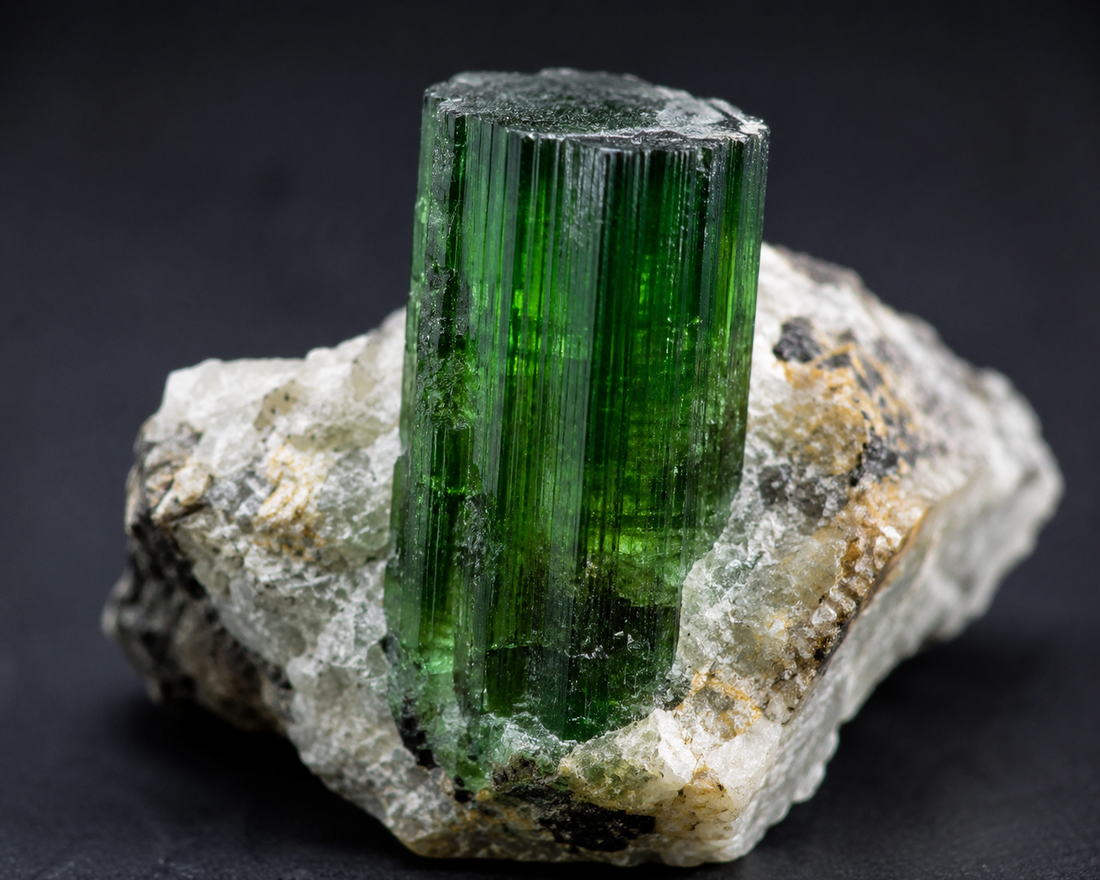 Tourmaline verte sur matrice minérale.
