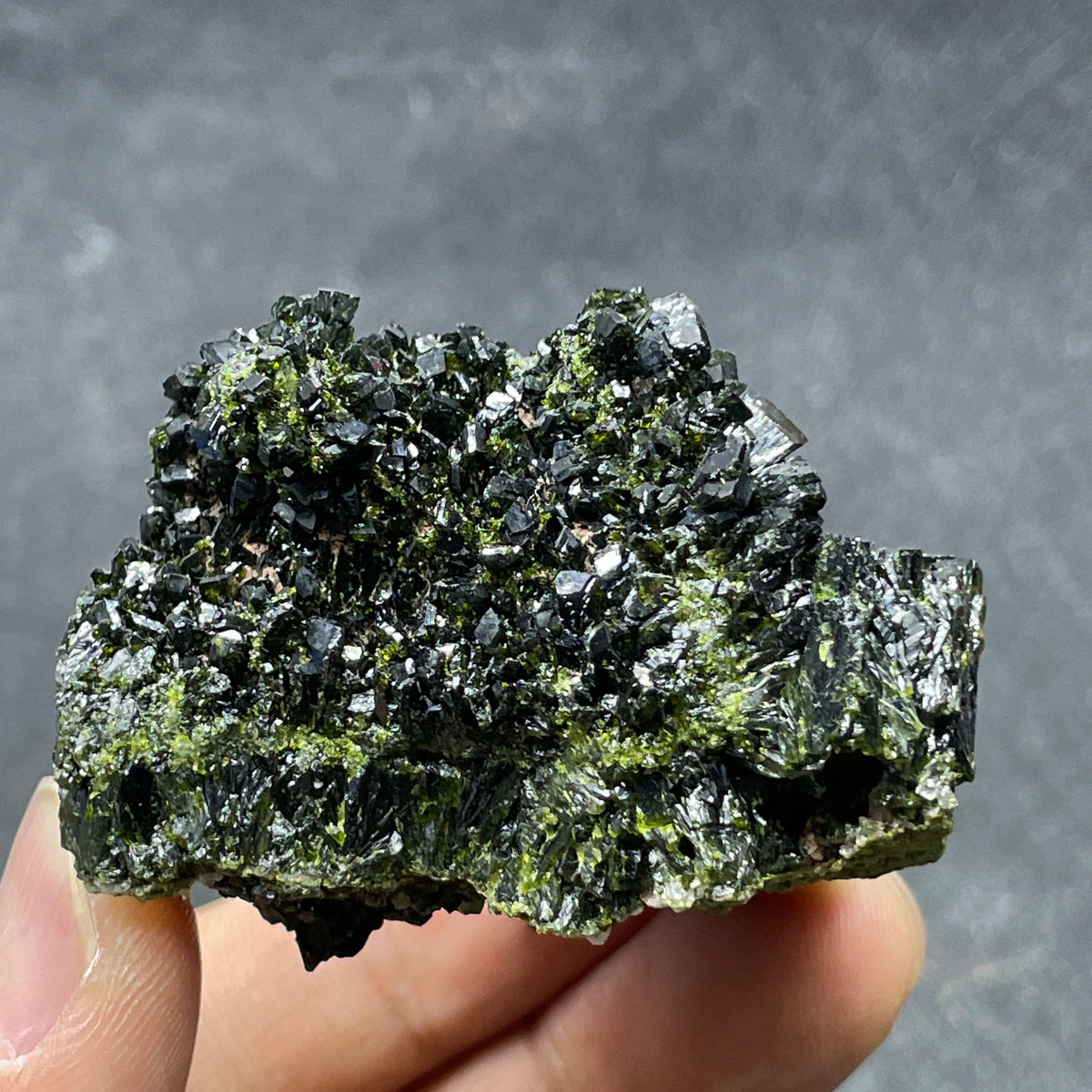 Épidote verte avec quartz 86 g