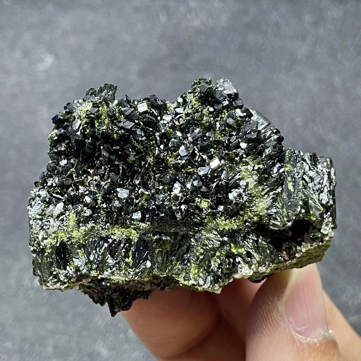 Épidote verte avec quartz 86 g