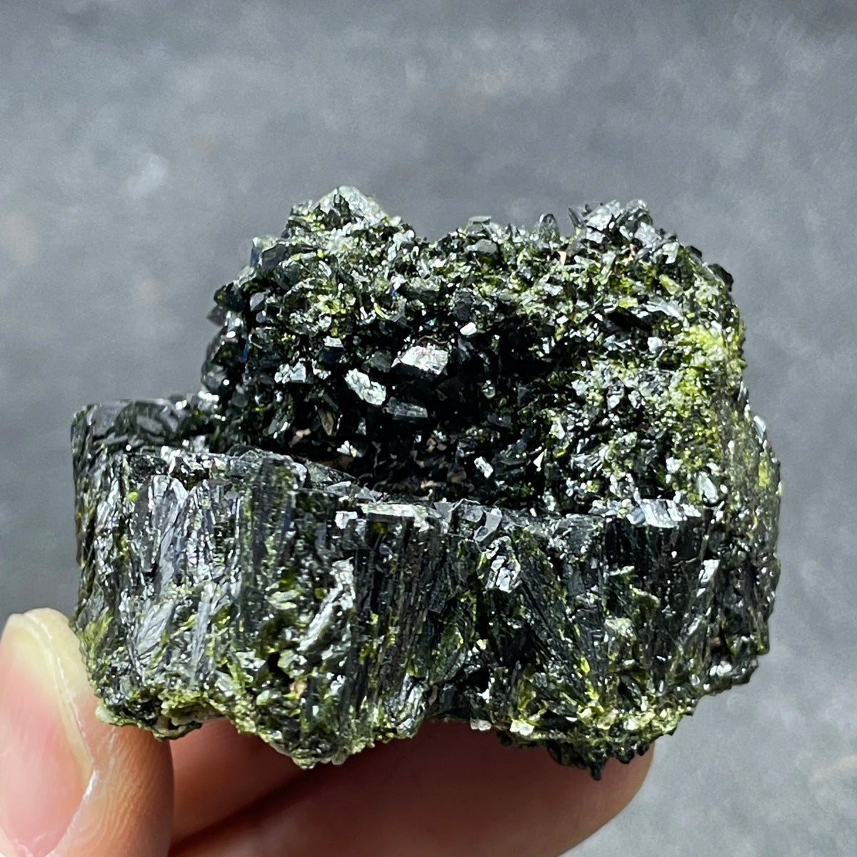 Épidote verte avec quartz 86 g