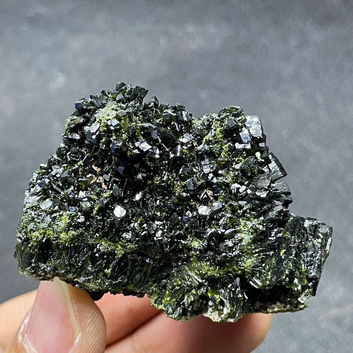 Épidote verte avec quartz 86 g