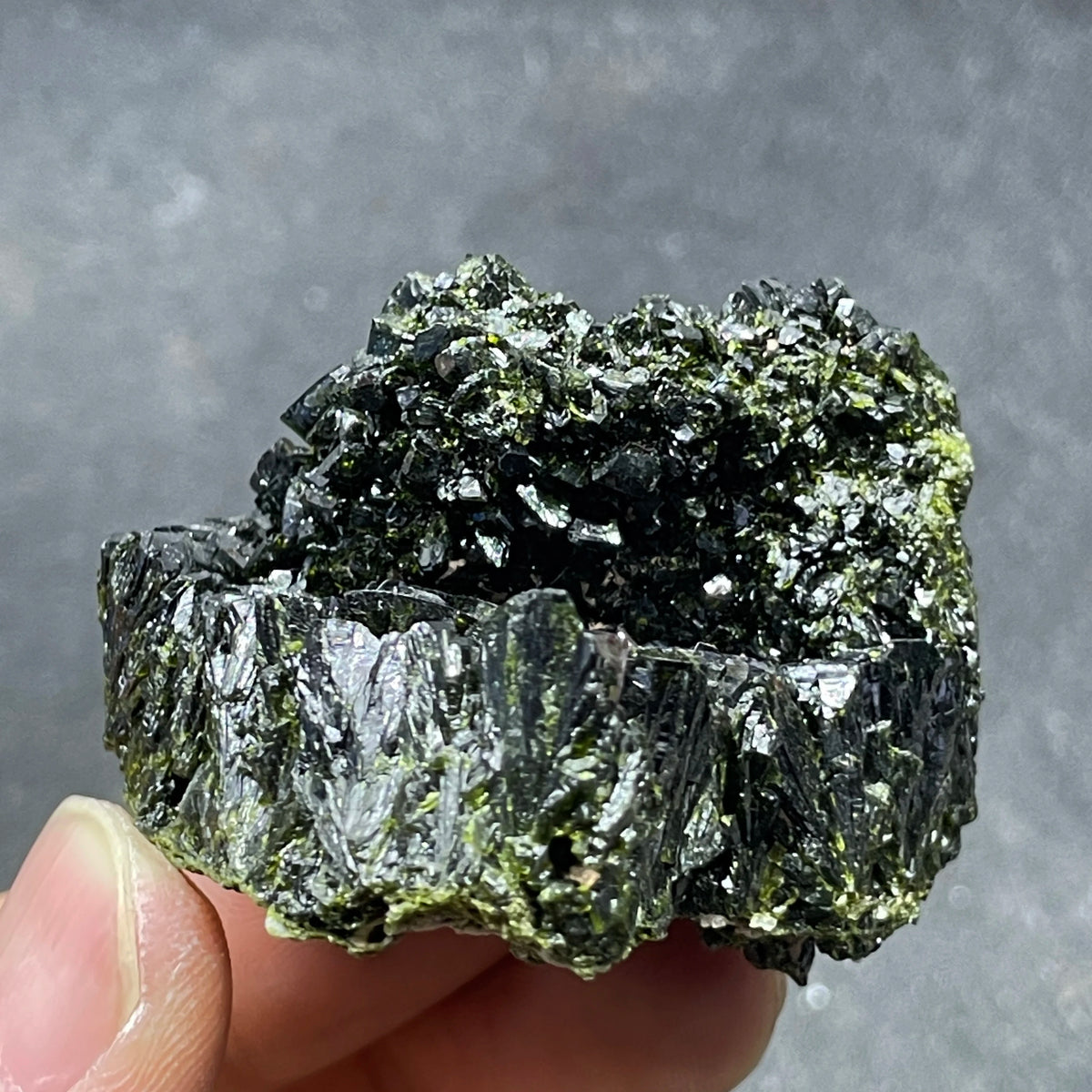 Épidote verte avec quartz 86 g