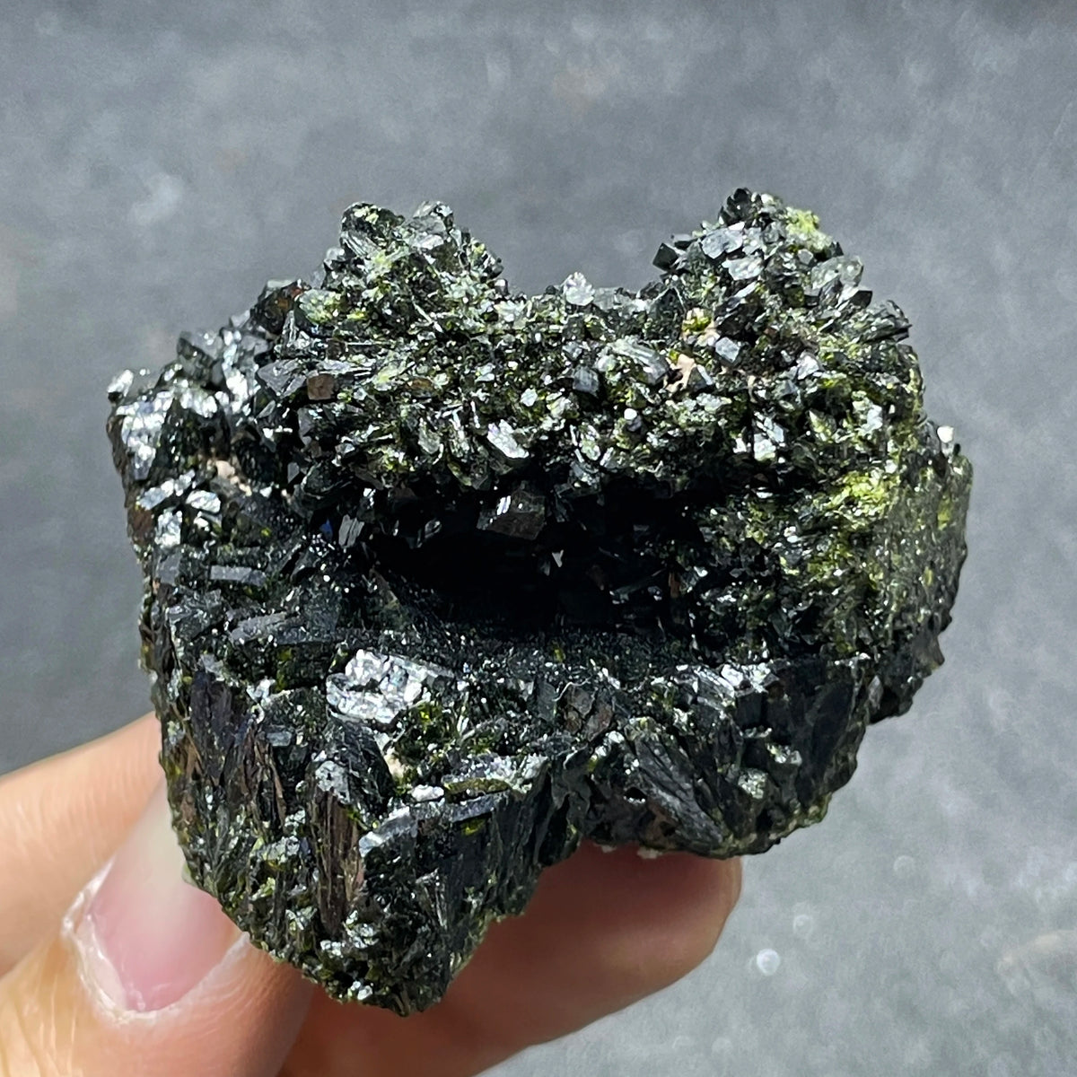 Épidote verte avec quartz 86 g
