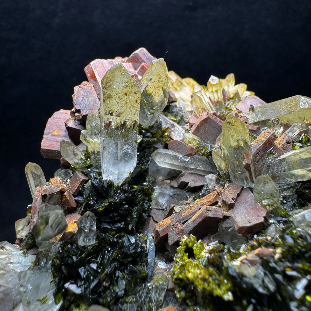 Épidote verte avec quartz hyalin 152 g photo 5.