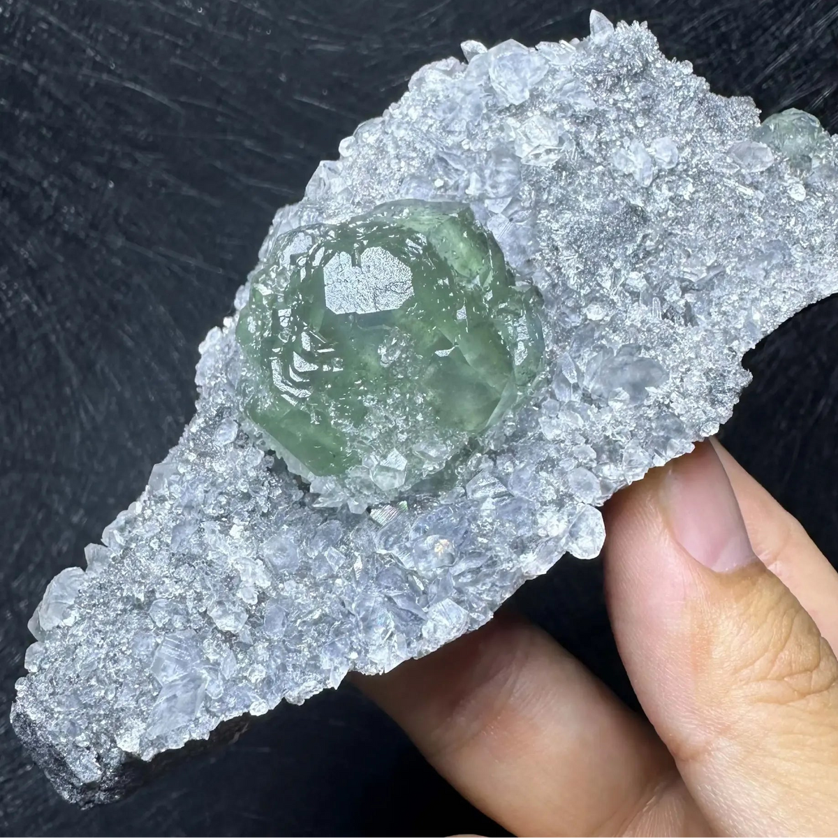 Fluorite verte avec calcite 245 g photo 1.