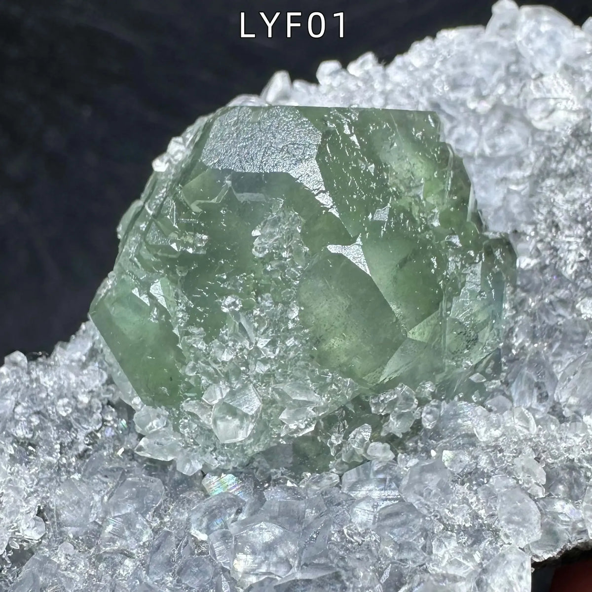 Fluorite verte avec calcite 245 g photo 2.