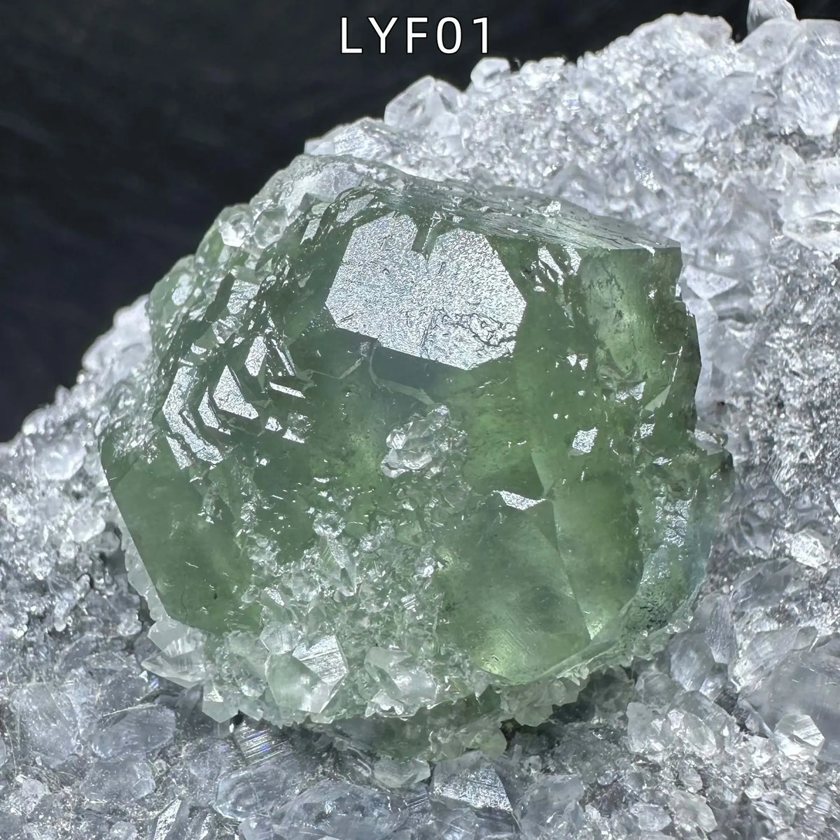 Fluorite verte avec calcite 245 g photo 4.