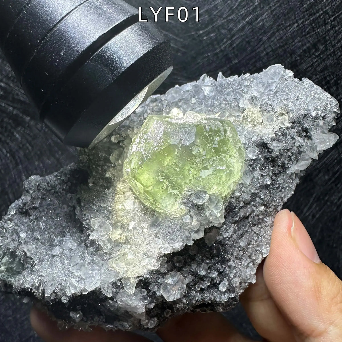 Fluorite verte avec calcite 245 g photo 5.