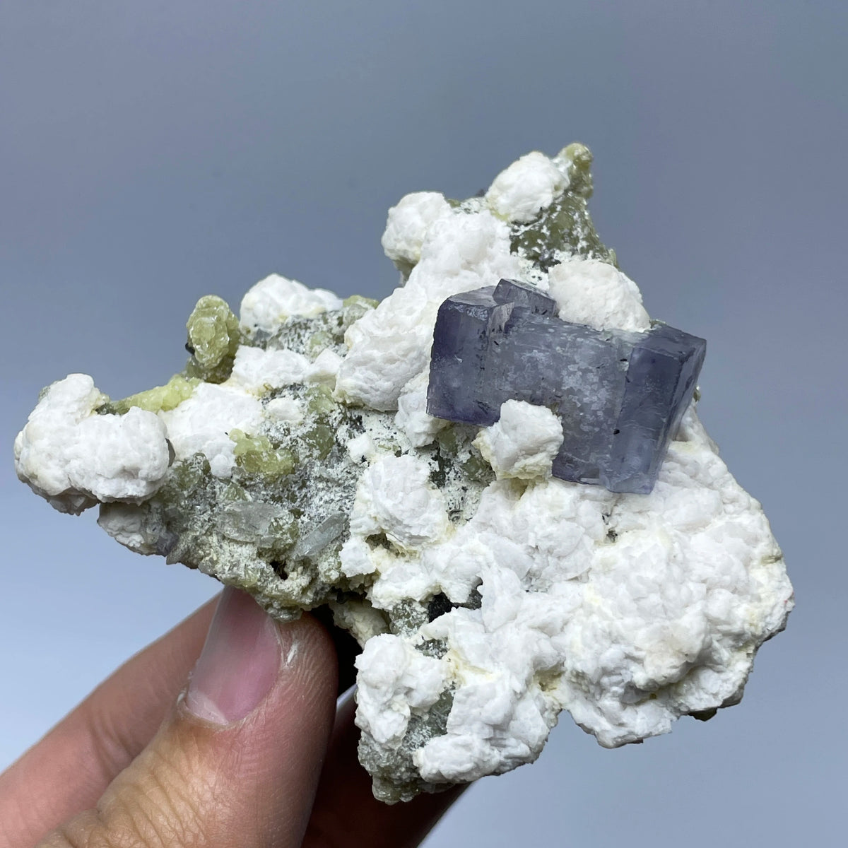 Fluorite violette avec mica sur matrice photo 1.