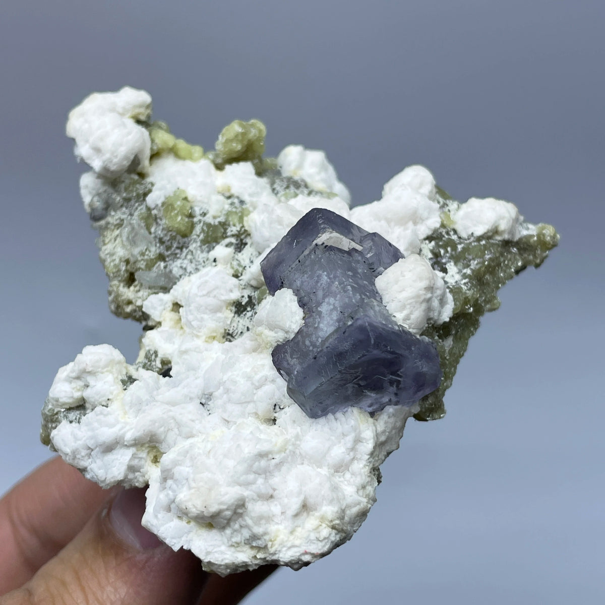 Fluorite violette avec mica sur matrice photo 2.