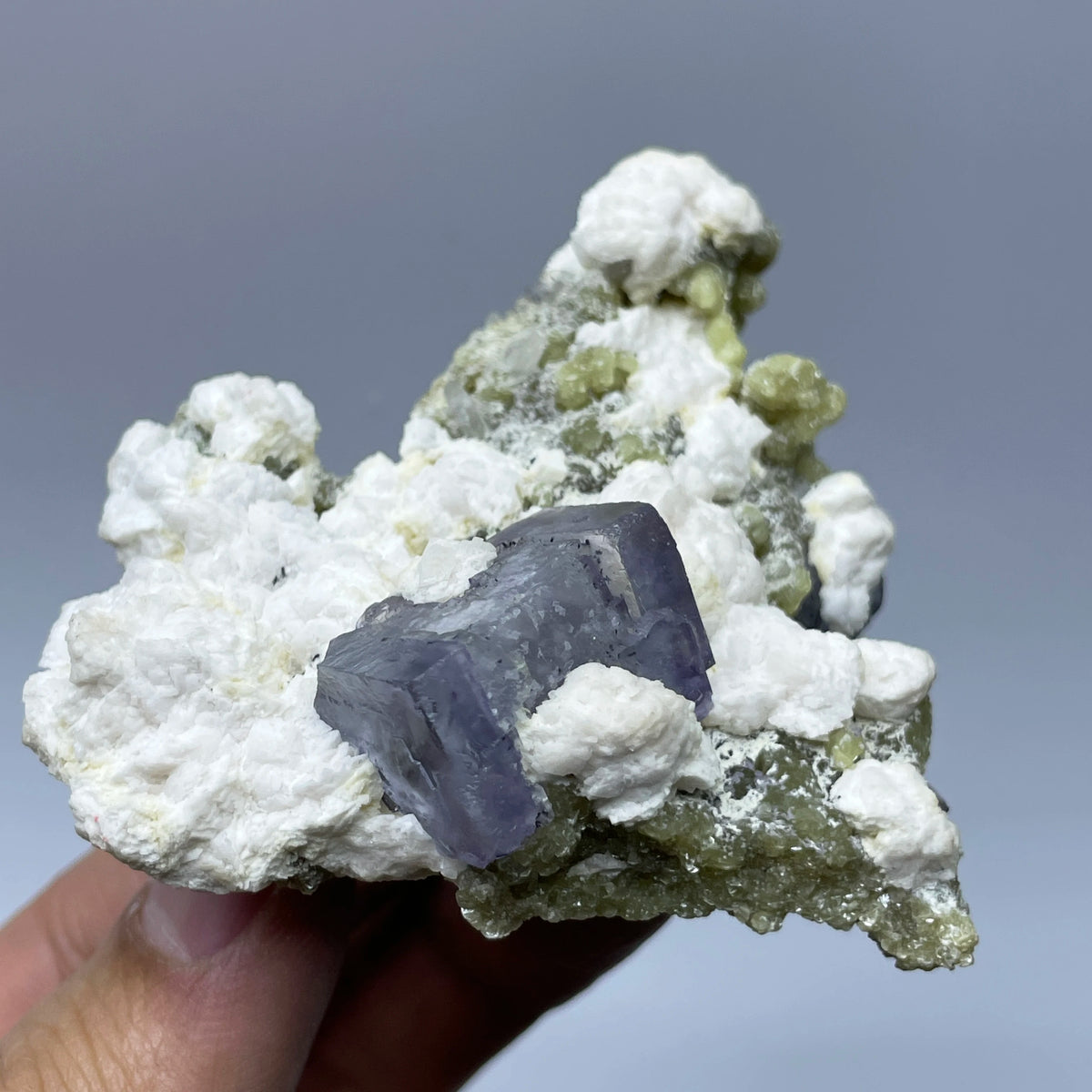 Fluorite violette avec mica sur matrice photo 3.