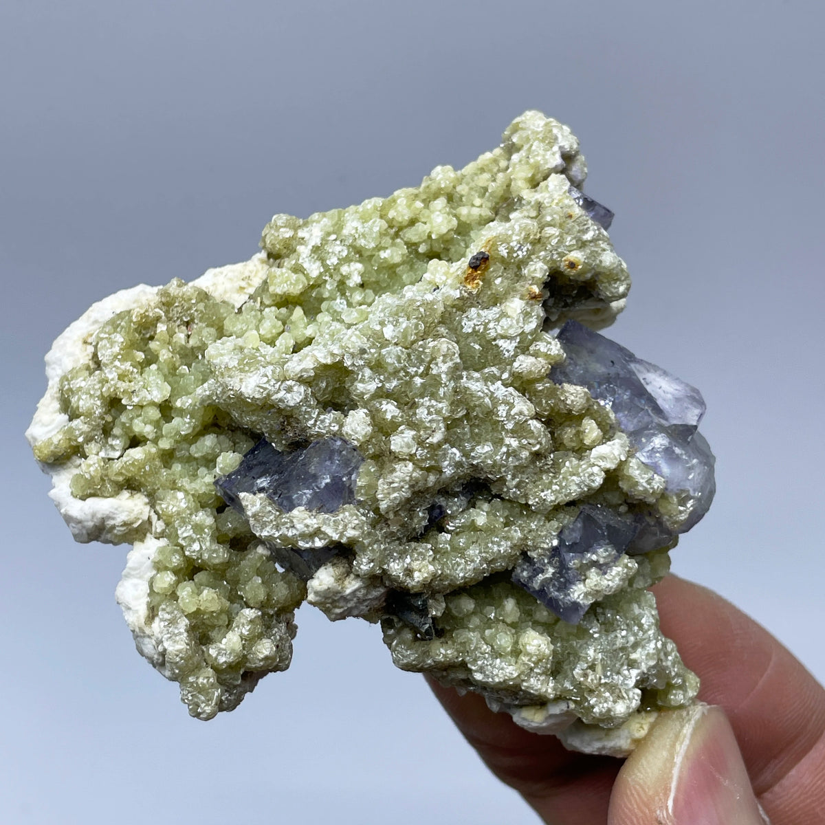 Fluorite violette avec mica sur matrice photo 5.