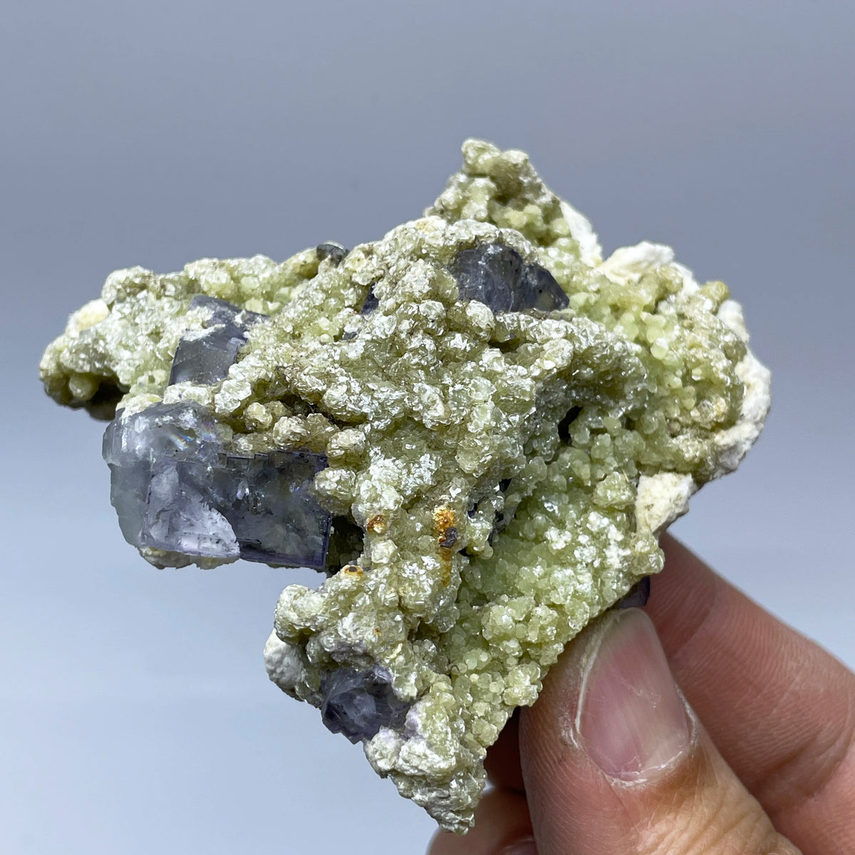 Fluorite violette avec mica sur matrice photo 6.