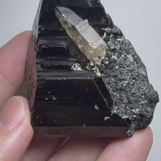 Tourmaline noire avec quartz fumé 130 g vidéo.