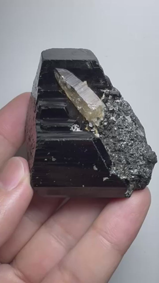 Tourmaline noire avec quartz fumé 130 g vidéo.