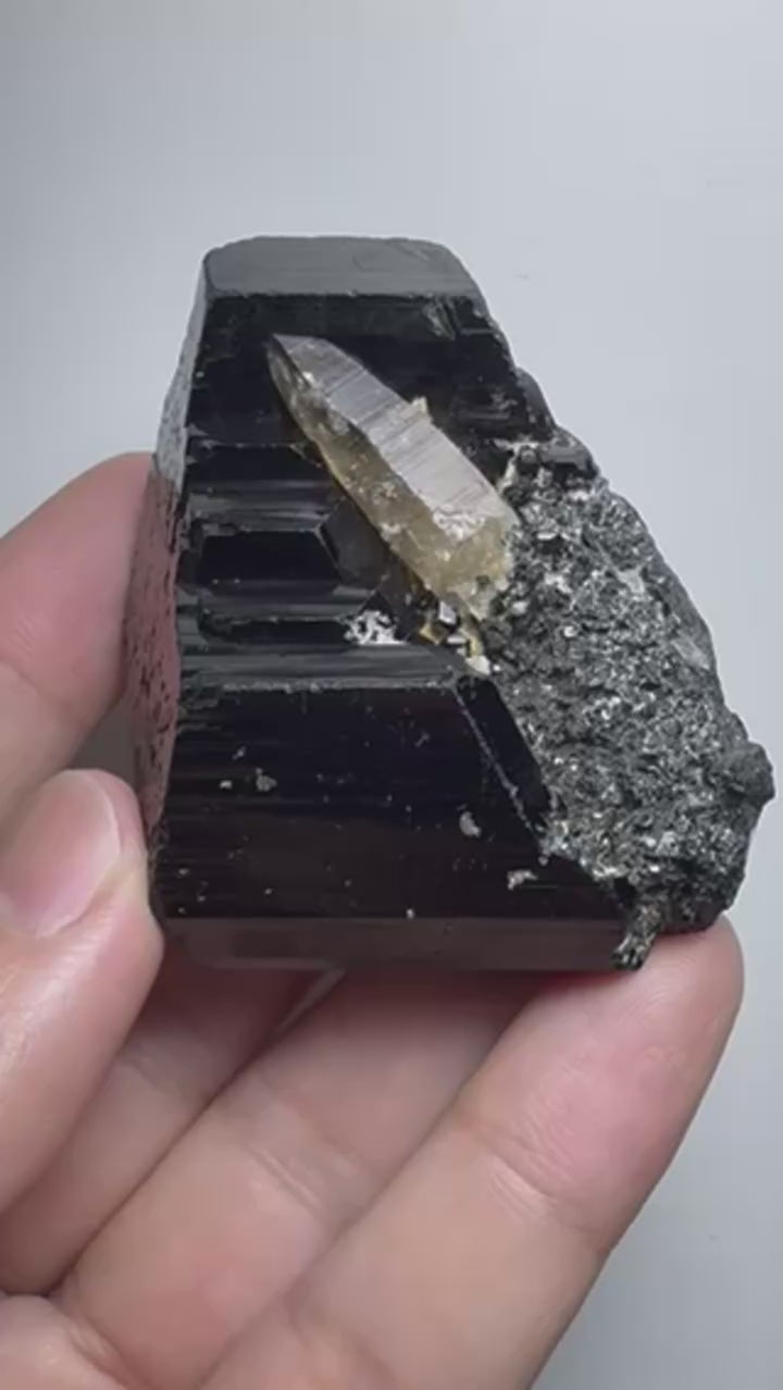 Tourmaline noire avec quartz fumé 130 g vidéo.