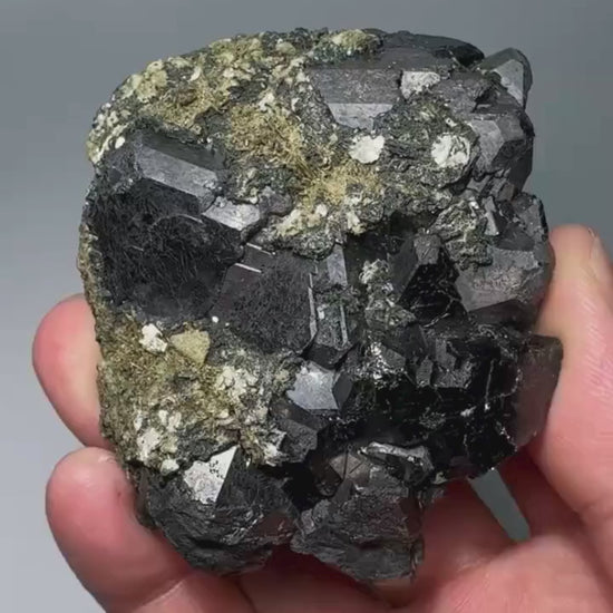 Magnétite cristallisée 326 g vidéo.