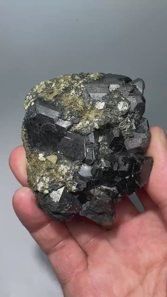 Magnétite cristallisée 326 g vidéo.