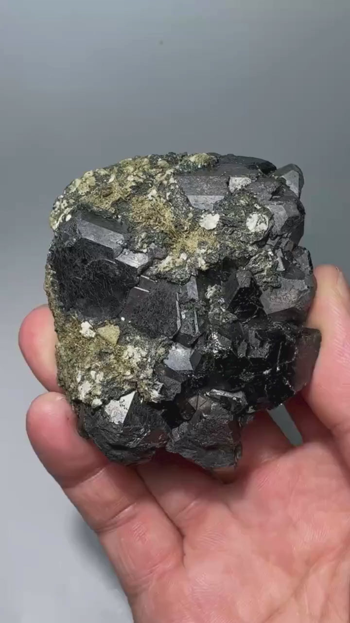 Magnétite cristallisée 326 g vidéo.
