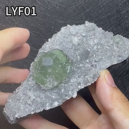 Fluorite verte avec calcite 245 g