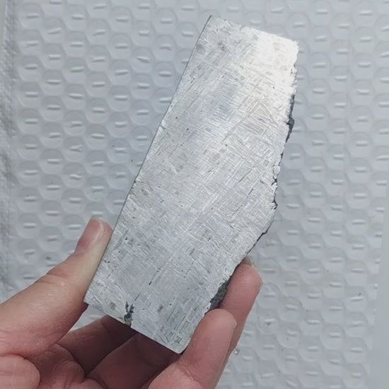 Météorite de fer Muonionalusta 784.3 g vidéo.
