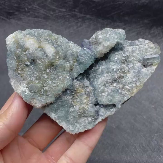 Fluorite bleu pâle sur matrice.