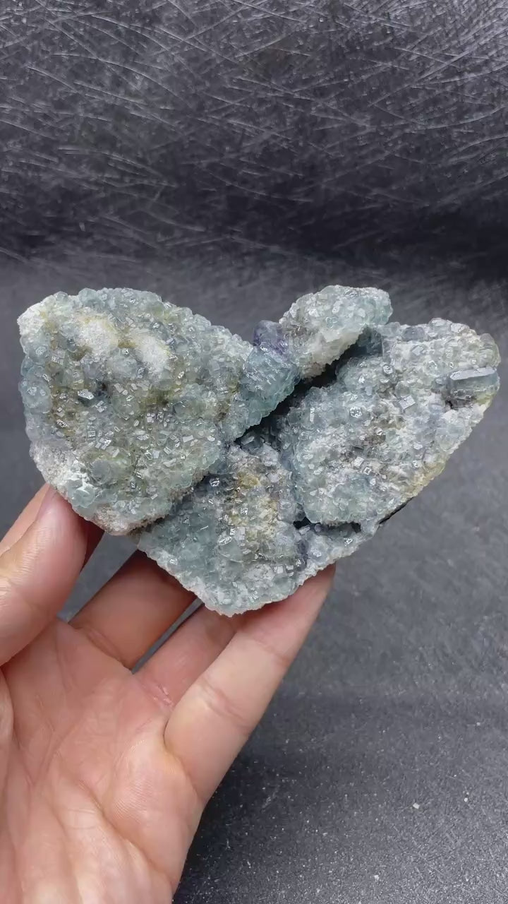 Fluorite bleu pâle sur matrice.