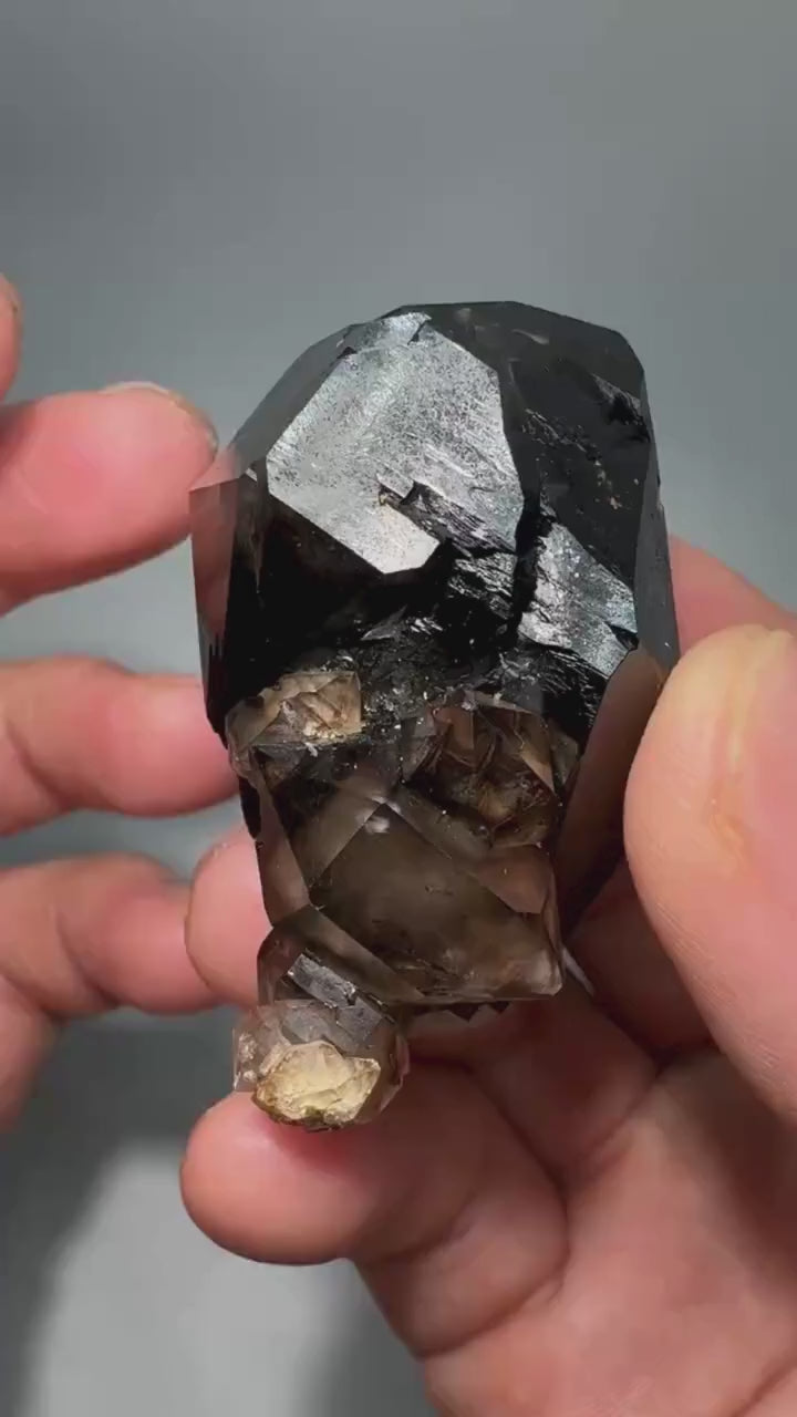 Quartz fumé biterminé 53 g vidéo.