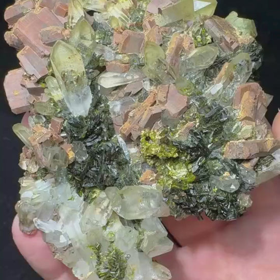 Épidote verte avec quartz hyalin 152 g vidéo.