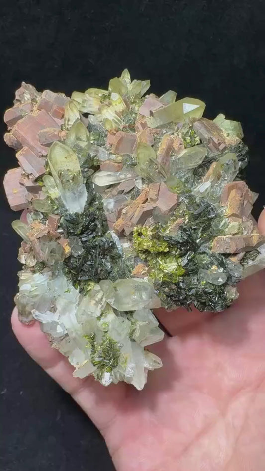 Épidote verte avec quartz hyalin 152 g vidéo.