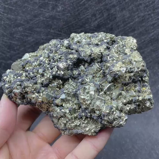 Pyrite octaédrique avec galène 846 g vidéo.
