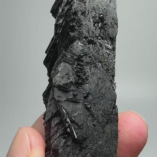 Tourmaline noire (schorl) cristalisée 87 g vidéo 1.