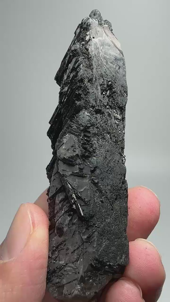 Tourmaline noire (schorl) cristalisée 87 g vidéo 1.