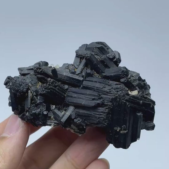 Tourmaline noire avec quartz hyalin vidéo 1.