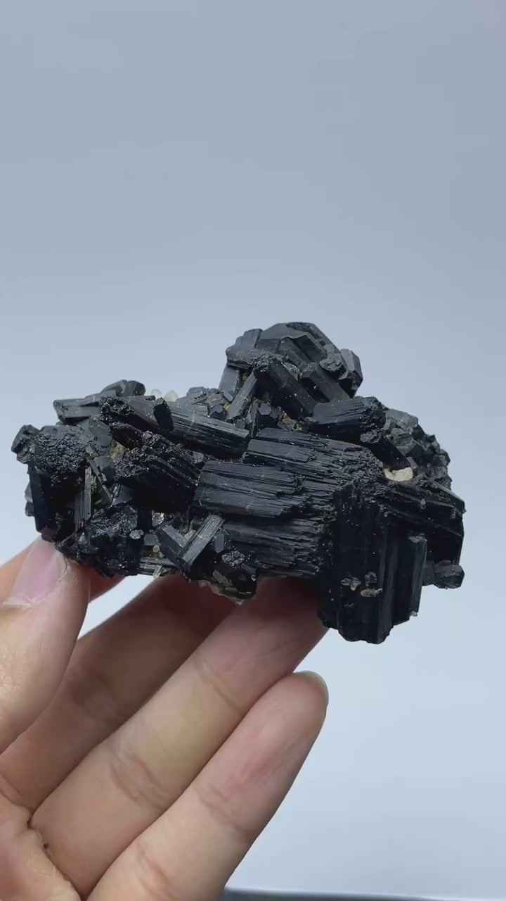 Tourmaline noire avec quartz hyalin vidéo 1.