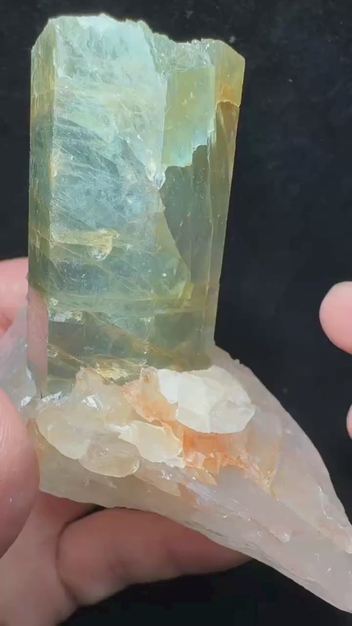 Aigue-marine sur quartz 299 g vidéo.