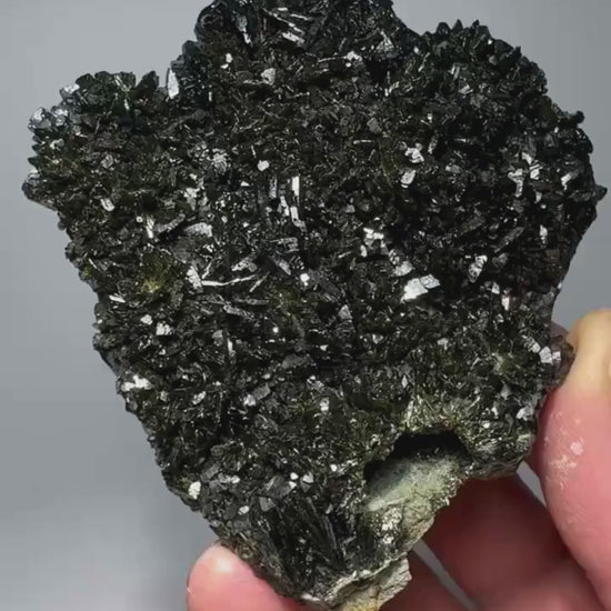Épidote verte avec quartz hyalin 214 g vidéo.