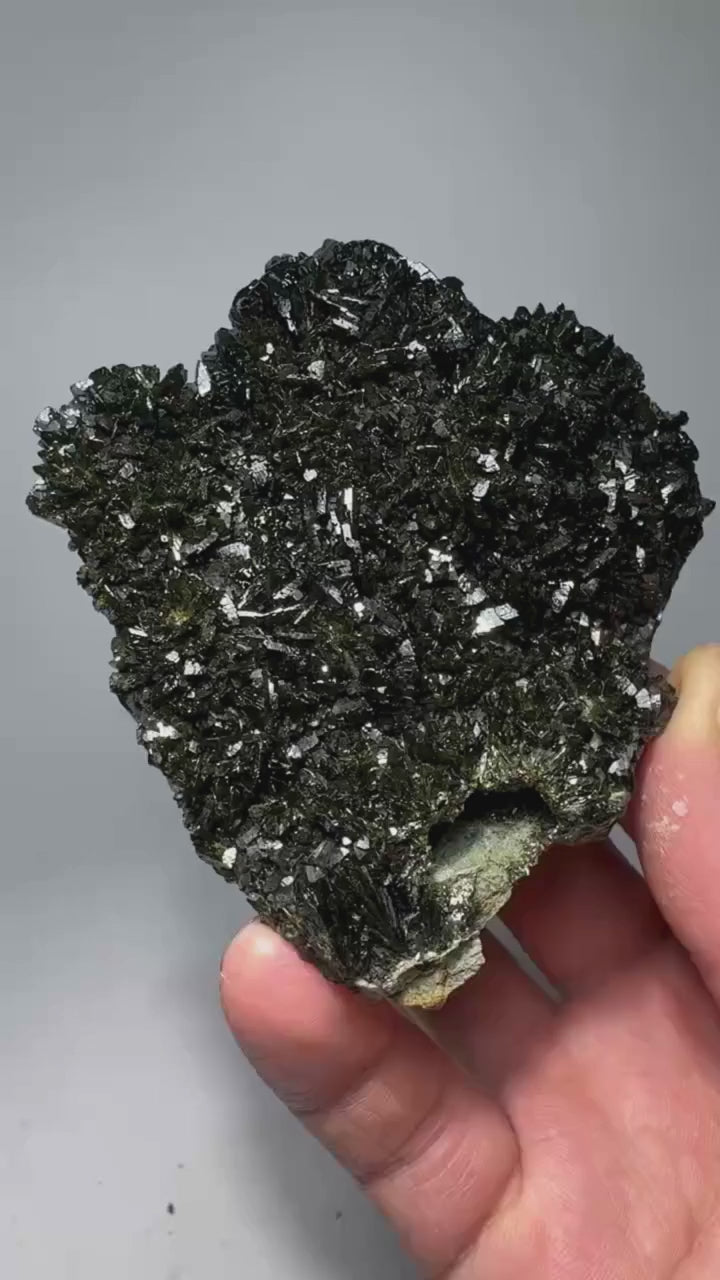 Épidote verte avec quartz hyalin 214 g vidéo.