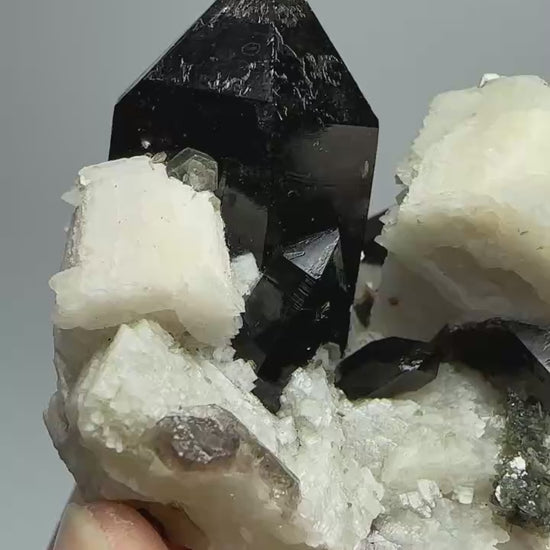 Quartz fumé morion avec feldspath et mica 35 g vidéo.