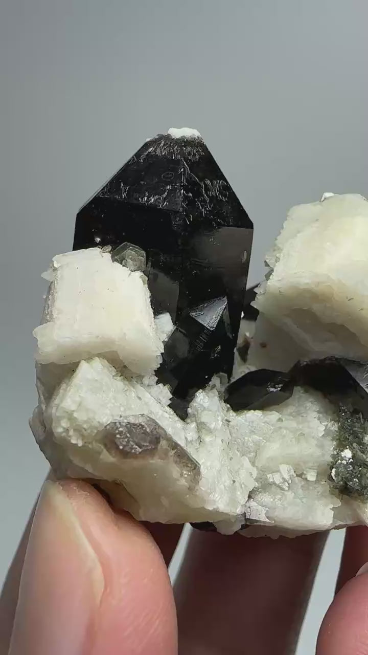 Quartz fumé morion avec feldspath et mica 35 g vidéo.