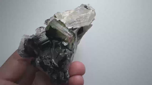 Tourmaline multicolore avec quartz 158 g